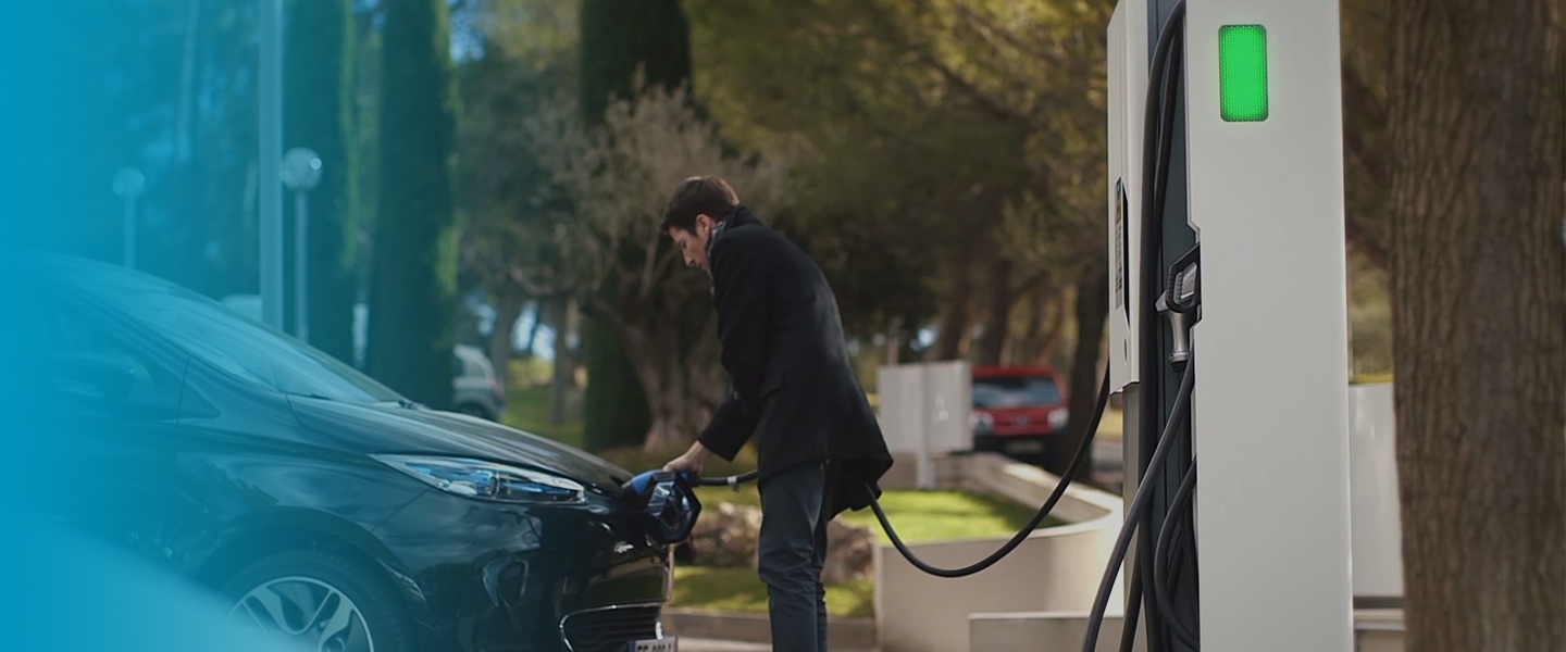 Photo man recharging his electric car