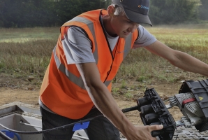 Axione's employee deploying optical fiber